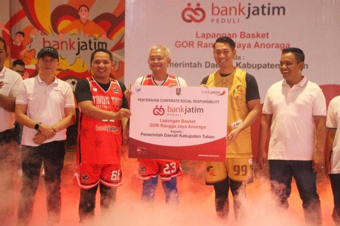 bank-jatim-serahkan-sarana-lapangan-basket