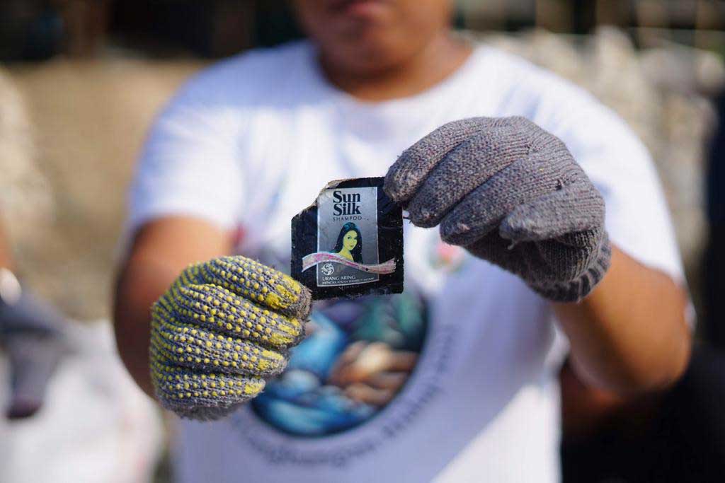 bersih-sampah-di-pantai-boom-tuban