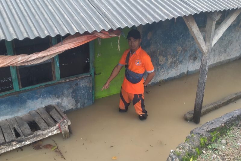 Banjir serang