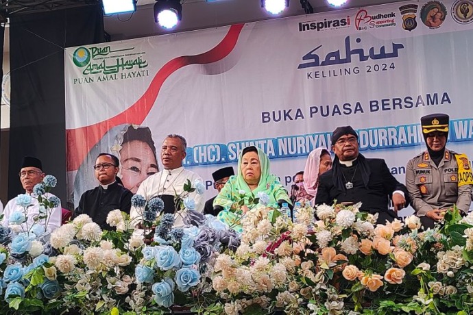 Sinta Nuriyah Buka Puasa di Gereja