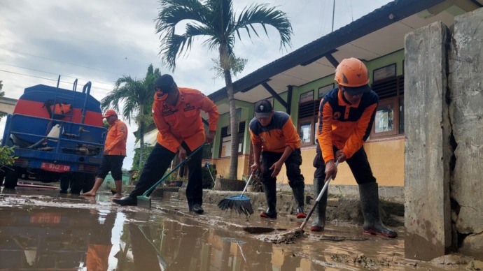 bersih-bersih banjir